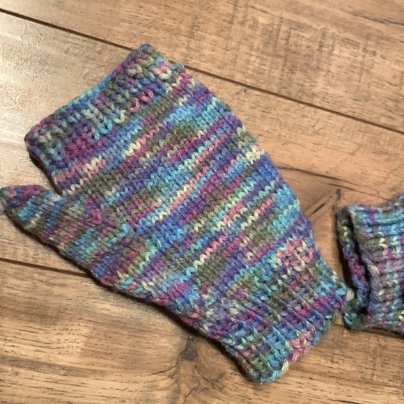 🧶Handmade multicoloured mittens with finger flap - Picture 3 of 6